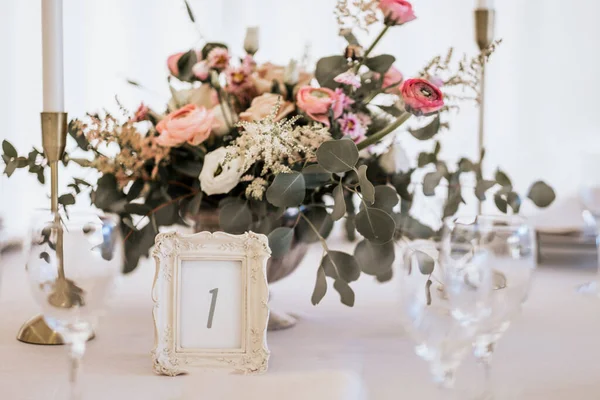Gyönyörű Esküvői Csokor Asztalon — Stock Fotó