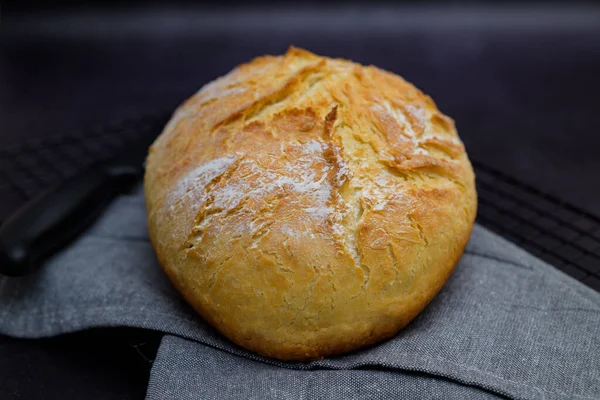 Pão Assado Hora Fundo Preto — Fotografia de Stock