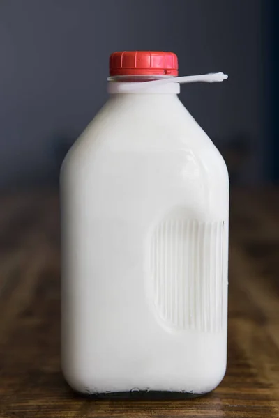 Milchflasche Mit Verschwommenem Hintergrund — Stockfoto