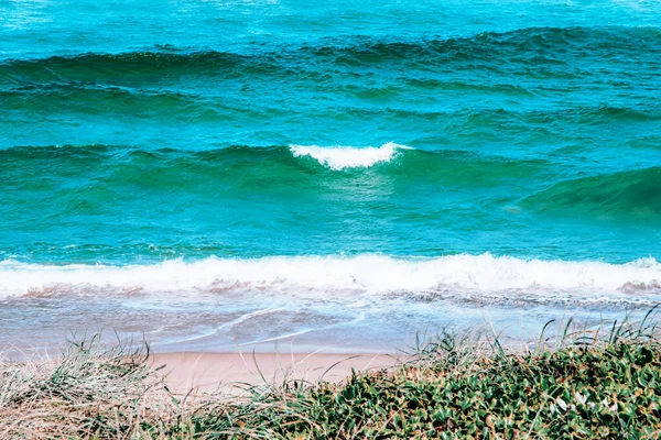 Красивое Морское Побережье Волнами Голубым Небом — стоковое фото