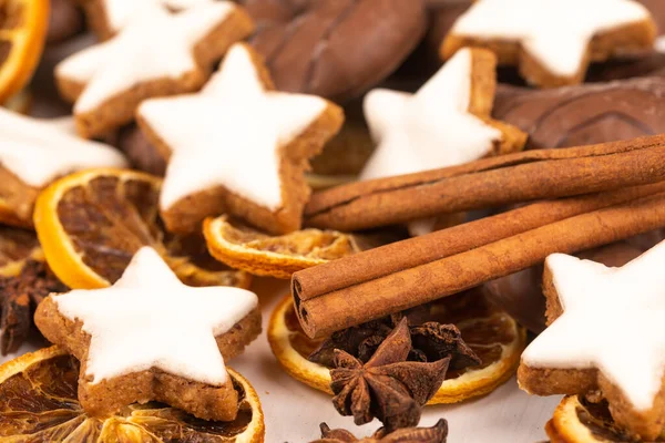 Karácsonyi Cookie Fűszerekkel Csillag Ánizs Fehér Alapon — Stock Fotó