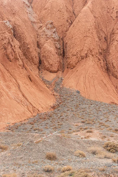 砂丘や山のある砂漠の風景 — ストック写真