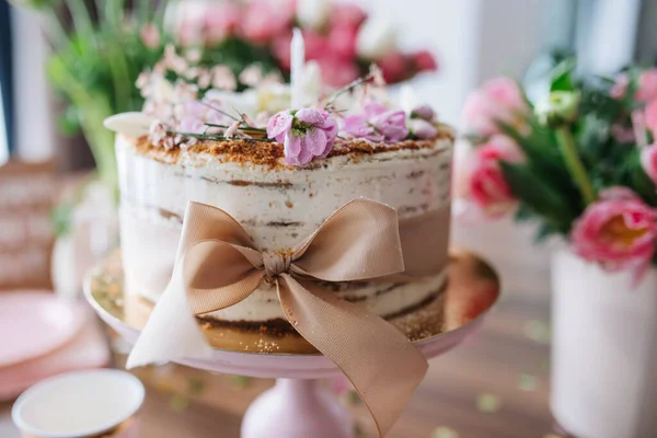 Nahaufnahme Köstlicher Schokoladenkuchen Mit Rosa Blumen Auf Dem Tisch — Stockfoto