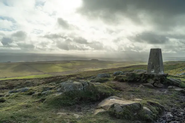 大きな石と曇り空の美しい風景 — ストック写真