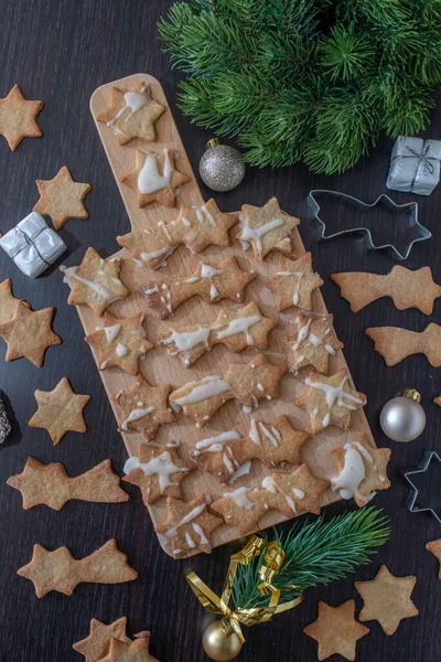 Kerstkoekjes Met Dennenappels Dennenappels Een Houten Achtergrond — Stockfoto