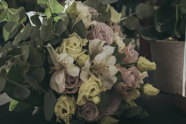 Mooi Boeket Bloemen Een Vaas — Stockfoto