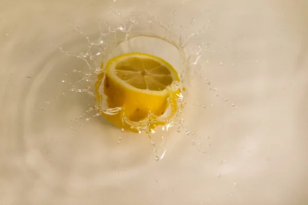 Limón Fresco Salpicando Agua Sobre Fondo Blanco — Foto de Stock