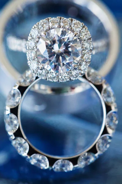 Anello Diamanti Con Diamanti Sfondo Bianco — Foto Stock