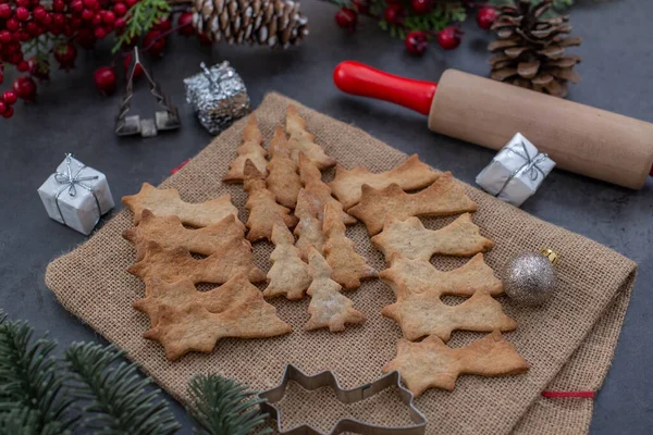 Kerstkoekjes Met Peperkoekje Sparren Takken Een Houten Ondergrond — Stockfoto
