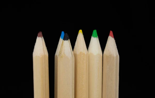 배경에 색연필들이 무리지어 — 스톡 사진