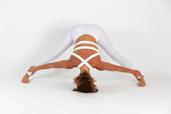 Junge Schöne Frau Macht Yoga Übungen Auf Weißem Hintergrund — Stockfoto