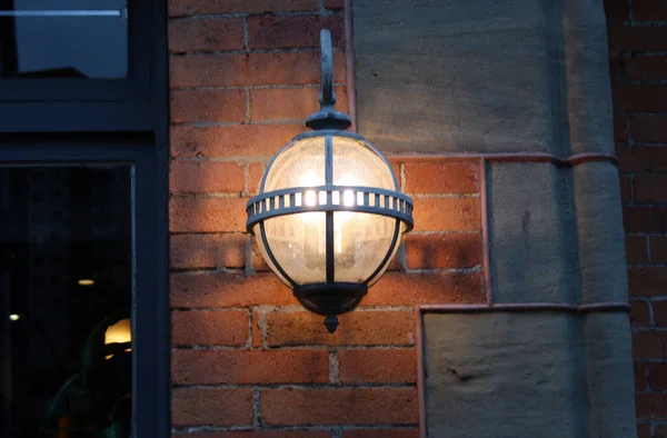 Velha Lanterna Vintage Pendurado Uma Parede Tijolo — Fotografia de Stock