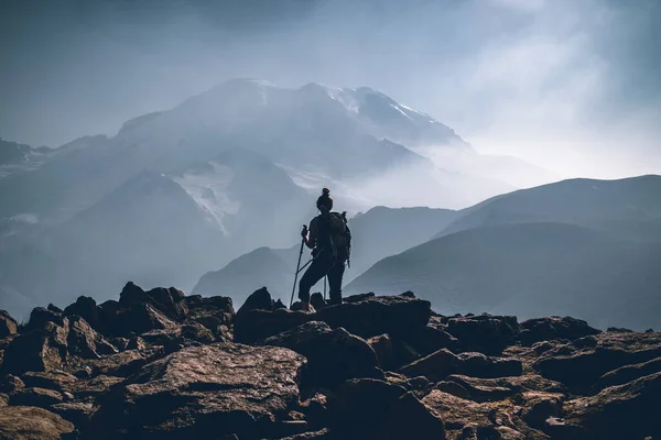 Силуэт Женщины Рюкзаком Вершине Горы — стоковое фото
