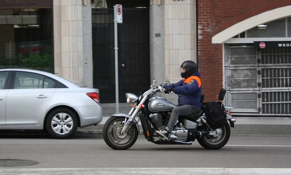 Człowiek Motocyklem Ulicy — Zdjęcie stockowe