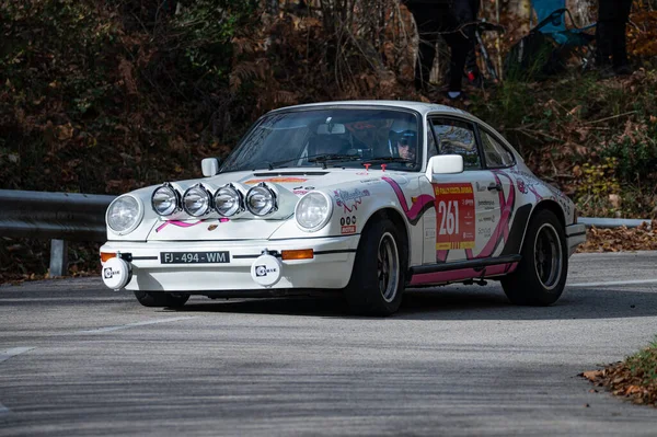 Carro Corrida Vintage Montando Estrada Durante Campeonato — Fotografia de Stock