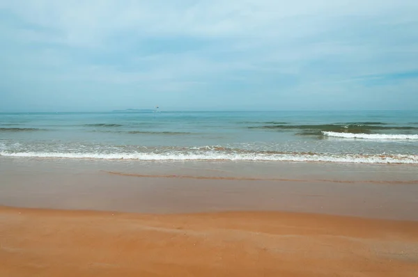 Prachtig Strand Met Zee Golven Blauwe Lucht — Stockfoto