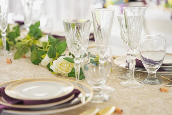 Configuração Mesa Casamento Com Flores Óculos — Fotografia de Stock