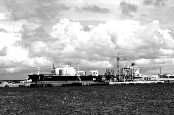 Fekete Fehér Fénykép Egy Nagy Teherhajóról — Stock Fotó