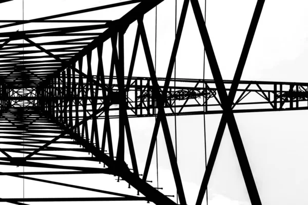美しい金属製の橋の黒と白のイメージ — ストック写真