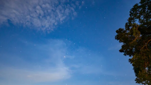 Красивое Ночное Небо Облаками — стоковое фото