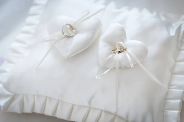 Wedding Rings Bed — Stock Photo, Image