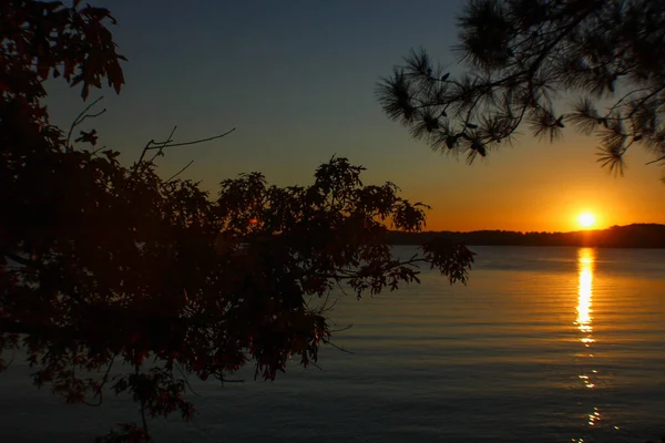 Vacker Solnedgång Över Sjön — Stockfoto