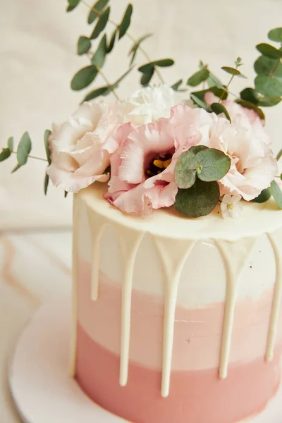 バラと花のウェディングケーキ — ストック写真