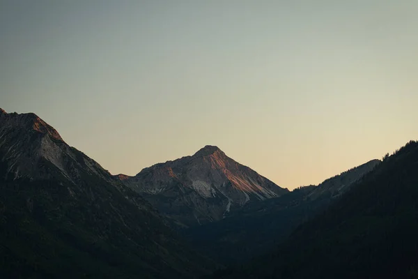 Dağlı Güneşli Güzel Bir Manzara — Stok fotoğraf