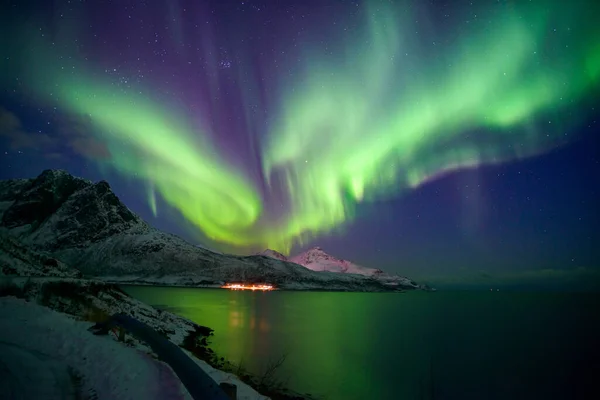 Cahaya Utara Aurora Borealis Atas Pegunungan Arktik Utara — Stok Foto