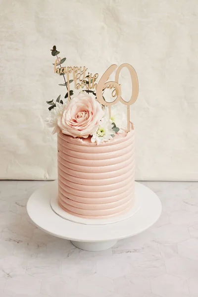 花とバラのウェディングケーキ — ストック写真