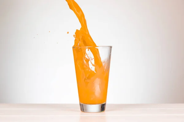Orangensaft Glas Auf Weißem Hintergrund — Stockfoto