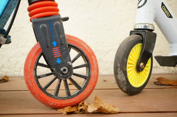 有玩具自行车的旧自行车轮 — 图库照片