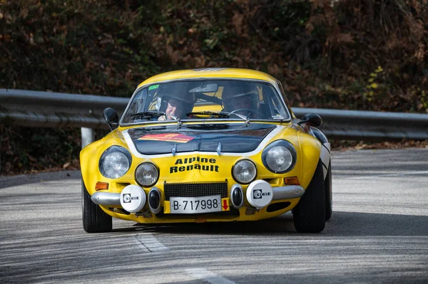 Coche Carreras Vintage Montar Carretera Durante Campeonato — Foto de Stock