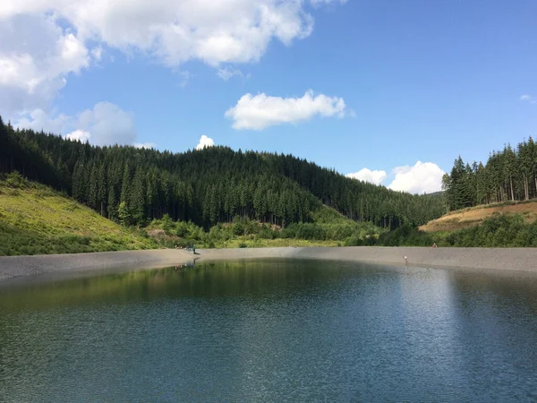 川や湖のある美しい風景 — ストック写真