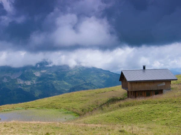 山の家のある美しい風景 — ストック写真