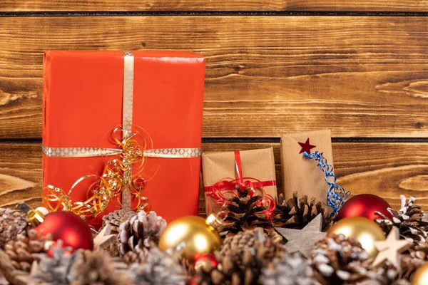 Weihnachtsgeschenkschachteln Und Dekorationen Auf Holzgrund — Stockfoto