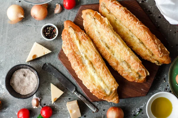Hembakat Bröd Med Ost Och Tomatsås — Stockfoto