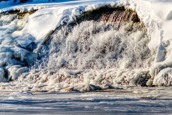 Замерзшая Река Зимой — стоковое фото