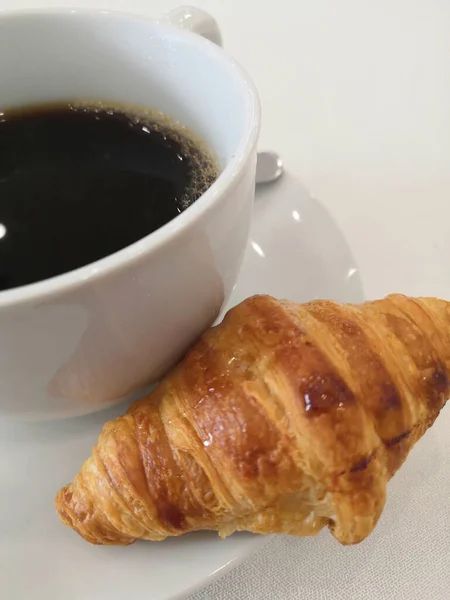 Tasse Kaffee Und Croissant Auf Weißem Hintergrund — Stockfoto