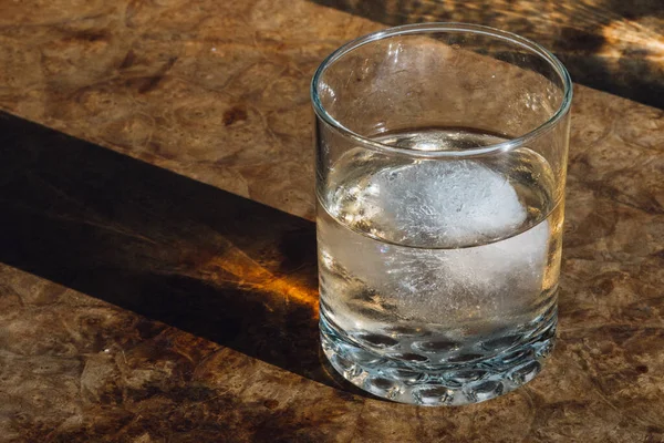 Glas Vatten Med Träbord — Stockfoto