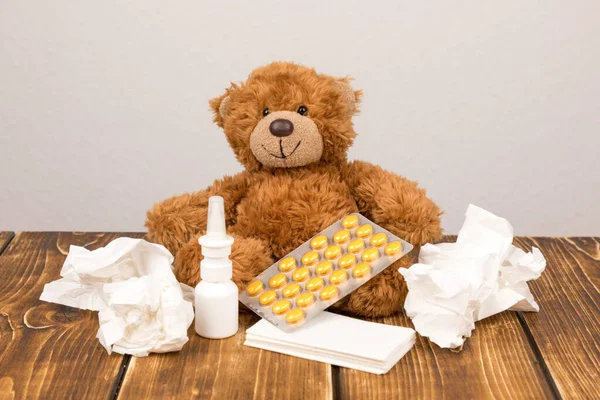 Teddybeer Met Pillen Stethoscoop Houten Achtergrond — Stockfoto