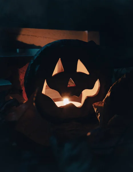 Calabaza Halloween Con Una Mascarilla Brillante Sobre Fondo Oscuro — Foto de Stock