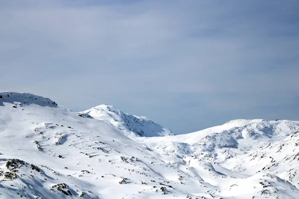 雪に覆われた美しい山の風景 — ストック写真
