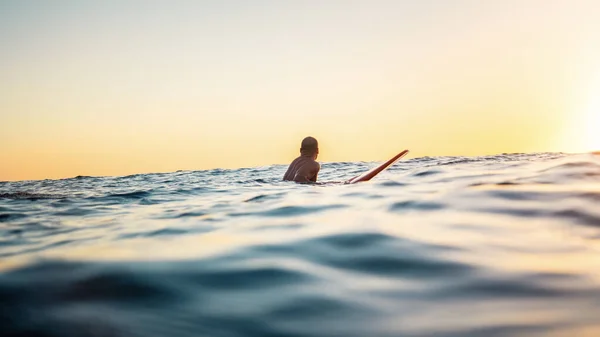 Sahilde Sörf Tahtası Olan Genç Bir Kadın — Stok fotoğraf