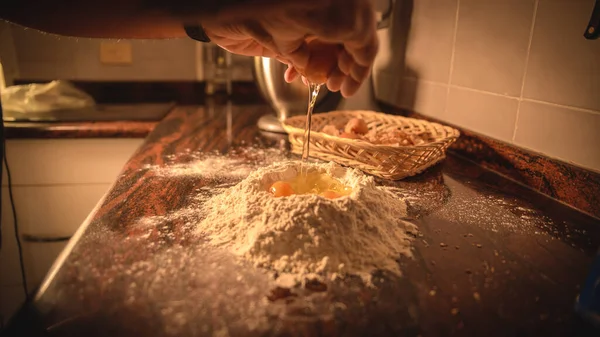 Шеф Кухар Готує Тісто Приготування Їжі Кухонному Столі — стокове фото