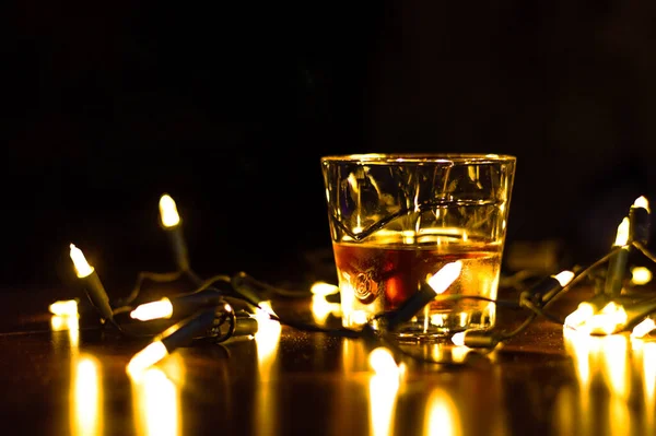 Glas Whisky Med Krans Mörk Bakgrund — Stockfoto