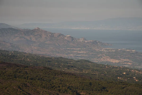 Blick Auf Das Meer Und Die Berge Der Mittelmeerküste — Stockfoto