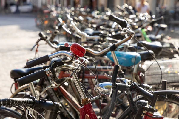 Cyklar Parkerade Staden — Stockfoto