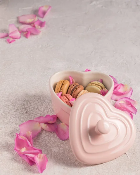 Rosa Und Weiße Macarons Mit Blumen Auf Grauem Hintergrund — Stockfoto