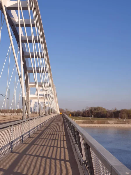 Leere Brücke Über Den Fluss — Stockfoto